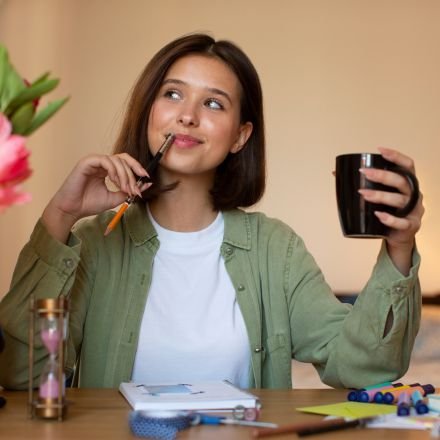 Transformar hobby em profissão vale a pena? Entenda os riscos da monetização, o perigo do burnout e como manter o prazer em sua carreira.