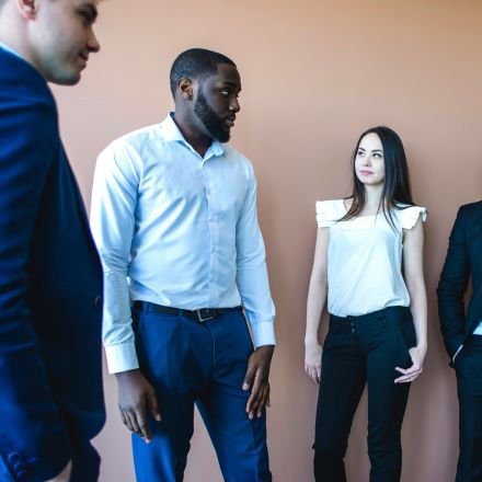 Aprenda a liderar e influenciar sem autoridade formal. Domine a liderança lateral para destravar projetos e engajar áreas interdependentes.