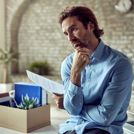 Reflita sobre o impacto das suas escolhas de carreira. Entenda como o esforço na juventude garante segurança e liberdade na maturidade.