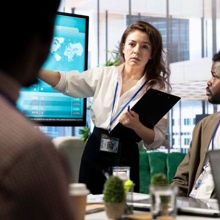 Aprenda a liderar com firmeza: como demitir com coragem, aplicar o feedback SBI e proteger a alta performance do seu time. Leia agora!