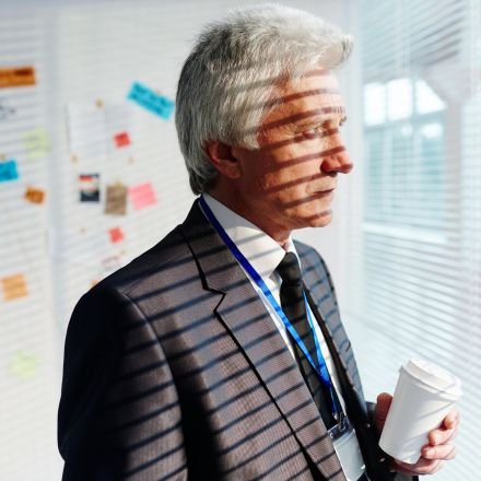 Deixe de ser o melhor executor para se tornar um líder estratégico. Aprenda a delegar, evitar o microgerenciamento e desenvolver sua equipe.