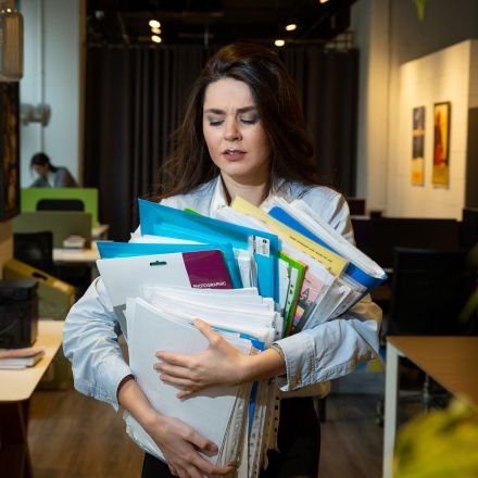 Aprenda como o gestor atua como filtro e tradutor em mudanças organizacionais, reduzindo a ansiedade da equipe e mantendo o engajamento.