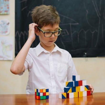 Líderes que param de fazer perguntas param de aprender. Descubra como a curiosidade infantil protege sua carreira contra a estagnação.