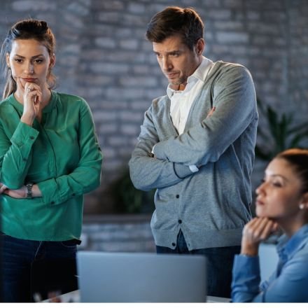 Medo do feedback? Descubra por que profissionais evitam perguntar e como líderes podem criar ambientes seguros para o crescimento real.