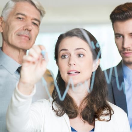 O líder que desenvolve pessoas evolui junto. Saiba como a postura de gestor-coach cria autonomia na equipe e amplia sua performance.