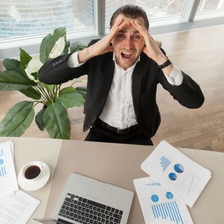 Vença o pessimismo no mercado de trabalho. Descubra como se blindar de reclamações e identificar oportunidades valiosas na sua carreira.