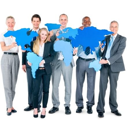 Aprenda a liderar equipes multigeracionais, superar estereótipos e aplicar a mentoria reversa para engajar diferentes gerações no trabalho.