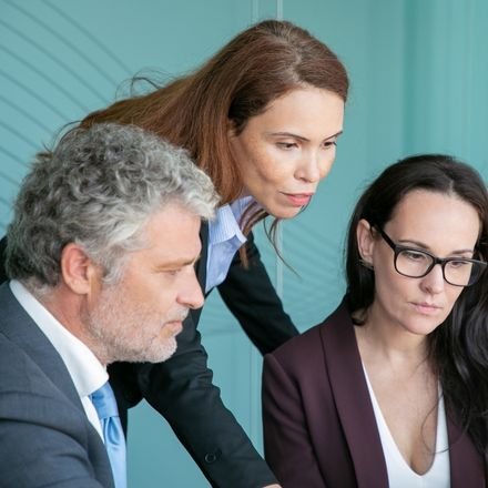 Aprenda como liderar ex-colegas de equipe com sucesso. Descubra estratégias para impor limites, dar feedback e manter a imparcialidade!