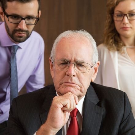 Entenda como a síndrome do impostor afeta a liderança e confira estratégias práticas para superar a autocrítica e liderar com confiança.