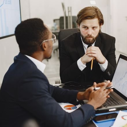 Aprenda a negociar aumentos, promoções e reconhecimento com dados e timing. Transforme a carreira e alcance melhores salários.