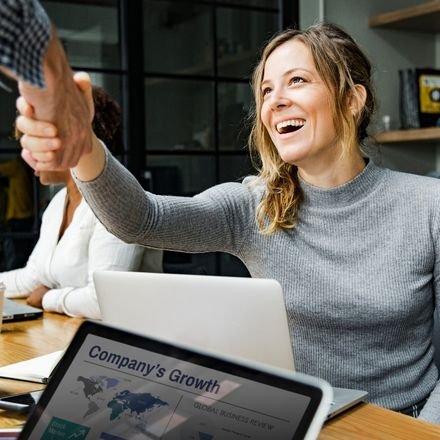 Aprenda a estruturar os primeiros 90 dias de gestão com escuta, vitórias rápidas e planejamento para construir uma liderança forte.