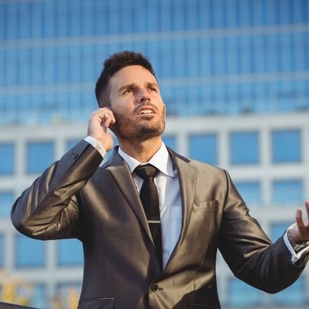 Descubra como a reinvenção profissional pode transformar sua carreira. Aprenda a recomeçar com estratégia, usando suas competências atuais!